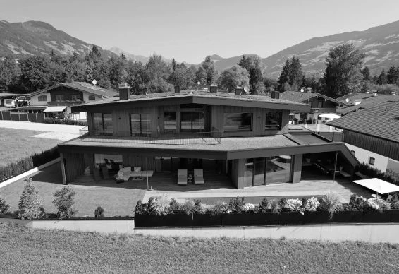 Fertiges modernes Haus mit Holzbauweise, schwarz weiß