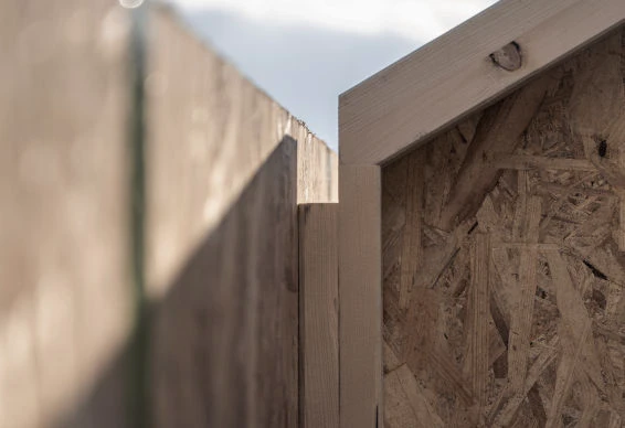 Holzwand mit Himmel im Hintergrund